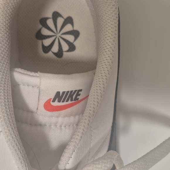Nike Women's White and Black Sneakers 7.5 - Picture 2 of 8